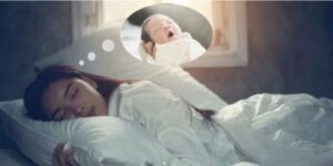 Mơ thấy mình chăm sóc em bé